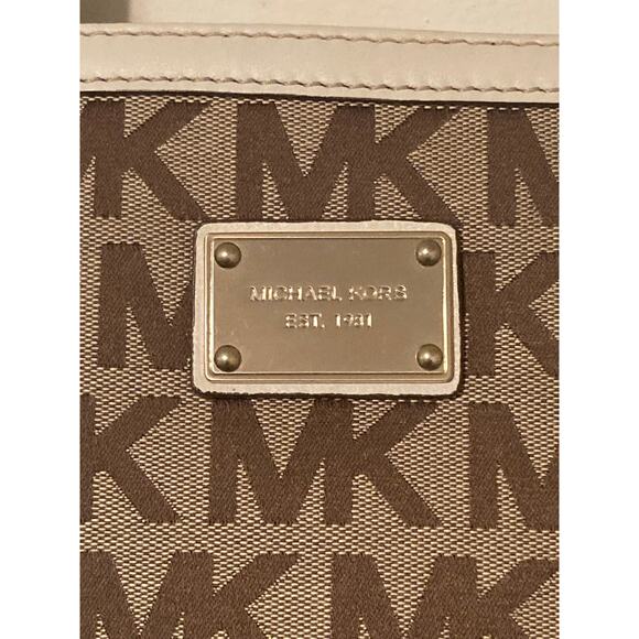 Michael Kors Signature Fabric Millbrook Tote - Hand Bag - Purse - Picture 3 of 11